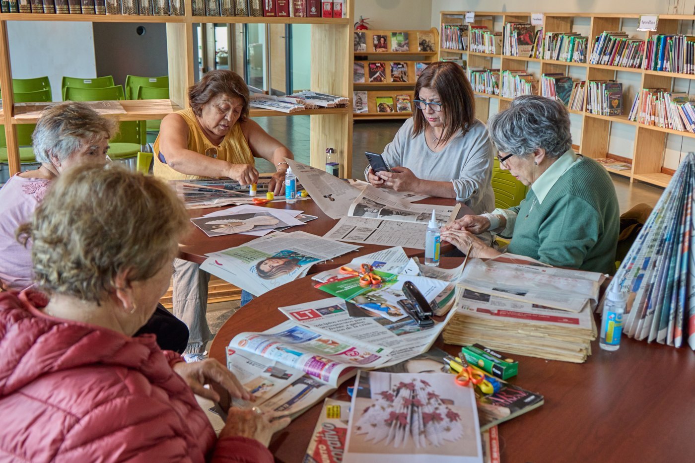 Des seniors partagent une activité créative à la bibliothèque.