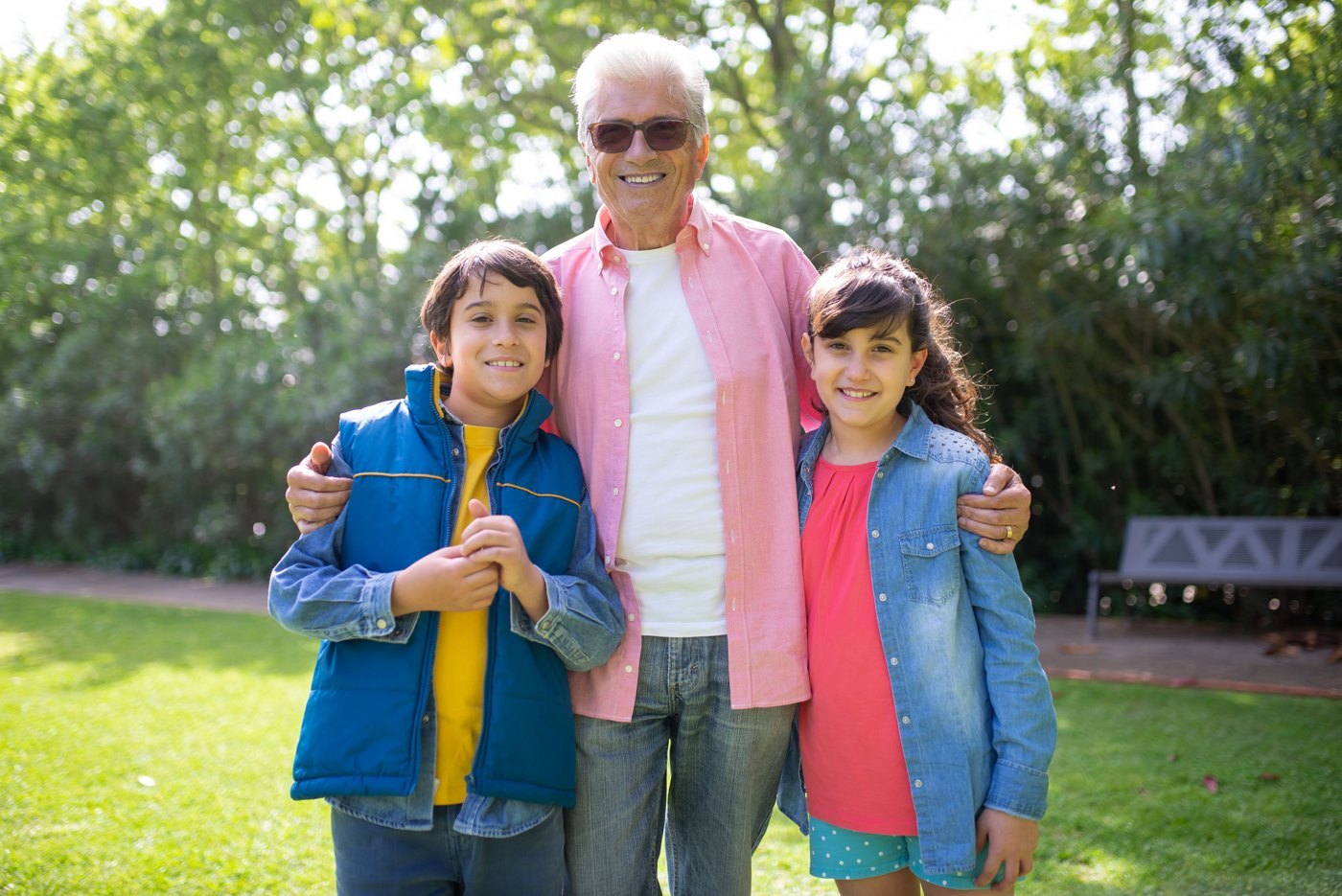 Un grand-père profite du parc avec ses petits-enfants.